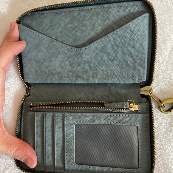 Fossil wallet/wristlet - Picture 2 of 3